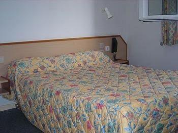 Hotel Le Pairoux Volvic Bagian luar foto